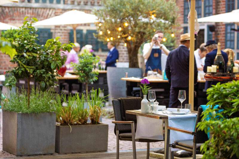 Guests in the courtyard garden of the restaurant alto