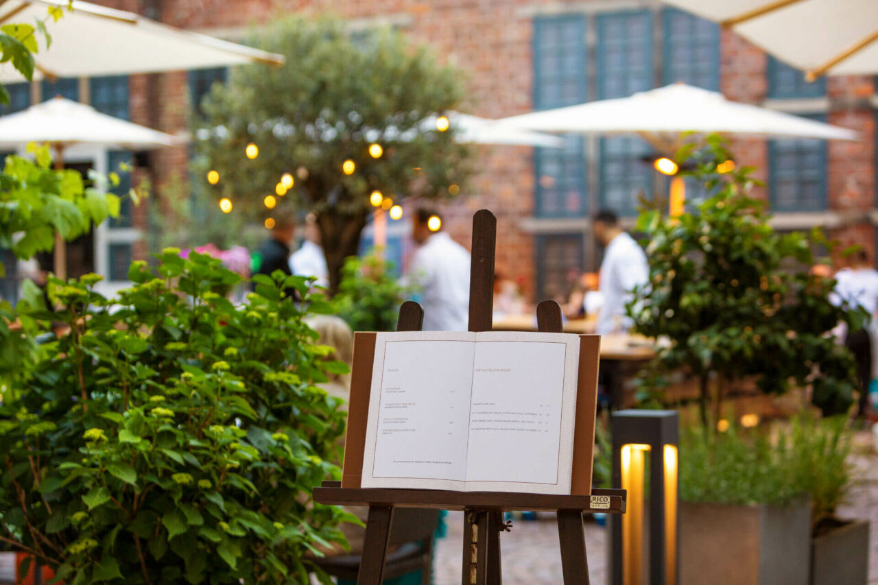 Der Hofgarten des Restaurants alto