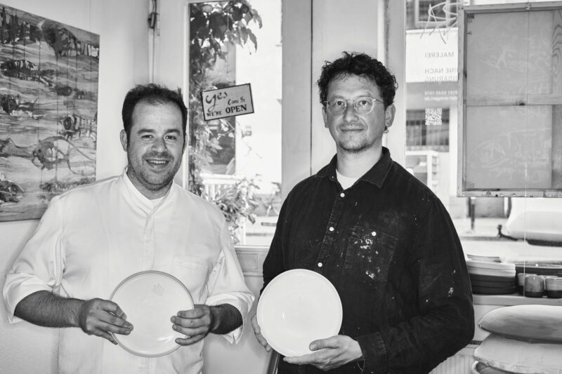 Küchenchef Janes Gerdes und Designer Tilman Richter präsentieren den neuen alto Teller.