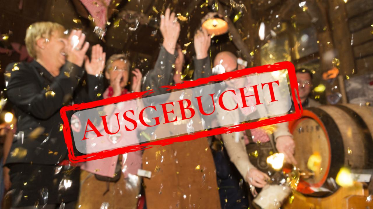Silvetserparty in der Almhütte mit goldenem Konfetti; "ausgebucht" Stempel auf dem Bild