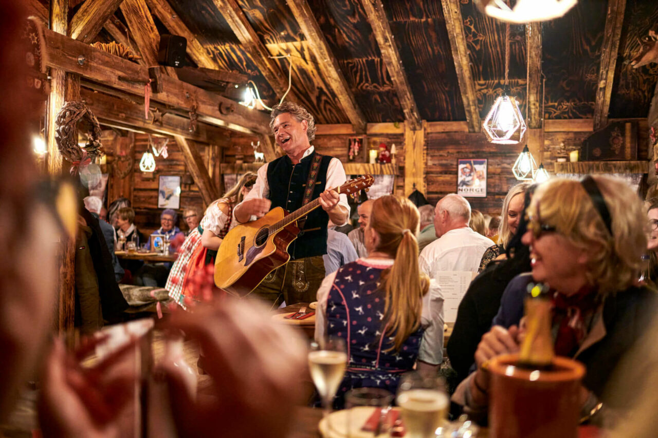 Hüttengaudi in der ATLANTIC Almhütte mit herzhaft alpinem Buffet und bester Schunkelstimmung